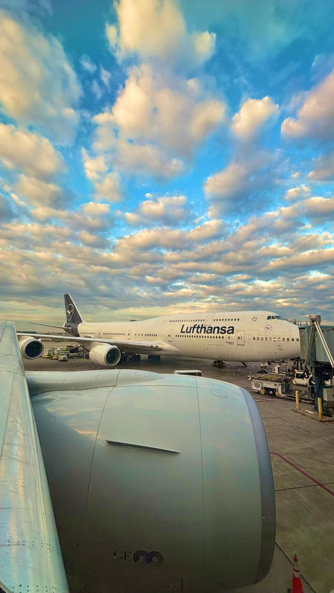 Capt_Bee's tweet image. Fly from Chicago to Tokyo。隣にルフトハンザのB747。もう最近はなかなかお目にかからない機体、思わずパチリ。
#NH111 #B747