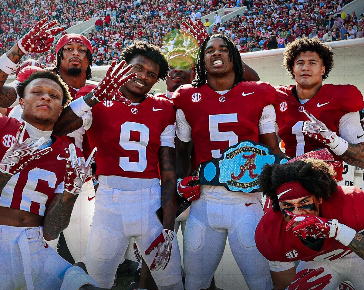 SSN_Alabama's tweet image. ALABAMA WINS!

FINAL

Alabama 56
EIU 0

Alabama defeats Eastern Illinois 56-0 in a 269 rushing yards, 8 rushing touchdown performance.

Tide defense held EIU to 34 total yards.

(pic via @AlabamaFTBL)