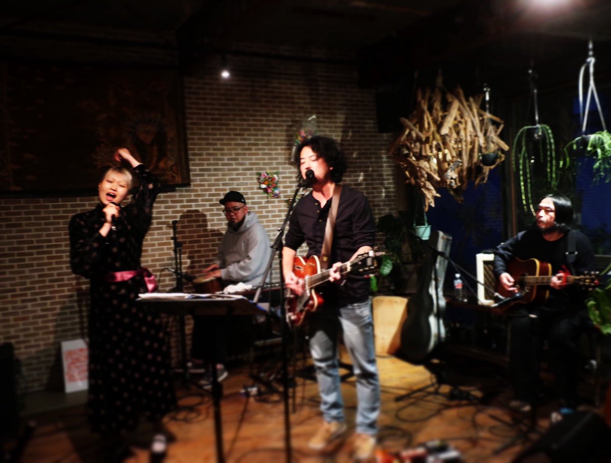 SimerikeRecs's tweet image. Ryo Hamamoto x 佐々木健太郎 x senoo ricky
”Three Crows Tour 2025”
岡山公演@kamp_hostel 
W/ Ami

来てくださった皆様、Amiさん、長谷川さん、kampのみなさん、ありがとうございました。個人的にも、前々からkampで歌ったら楽しそうだなと思ってたので念願叶って良かった。最高の初日になった。