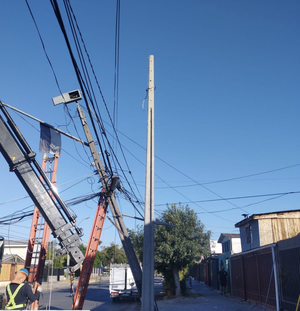 Nuestras brigadas 👷‍ trabajan en el reemplazo de un #PosteChocado en calle Santa Marta, en la comuna de #SanBernardo. Estas labores permitirán la normalización del suministro eléctrico ⚡