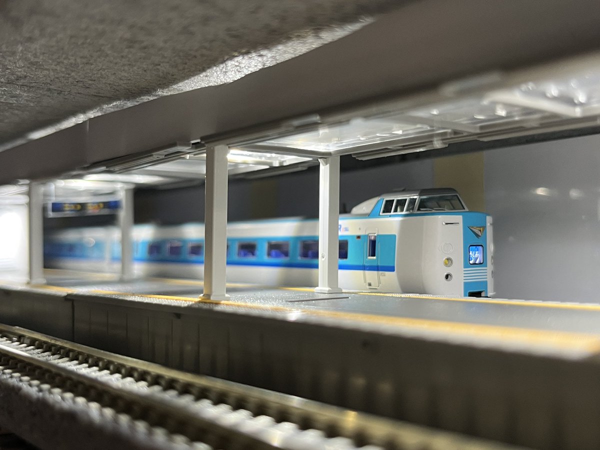 2000DIESELEXP's tweet image. 天王寺駅18番乗り場風に
#くろしお
#381系