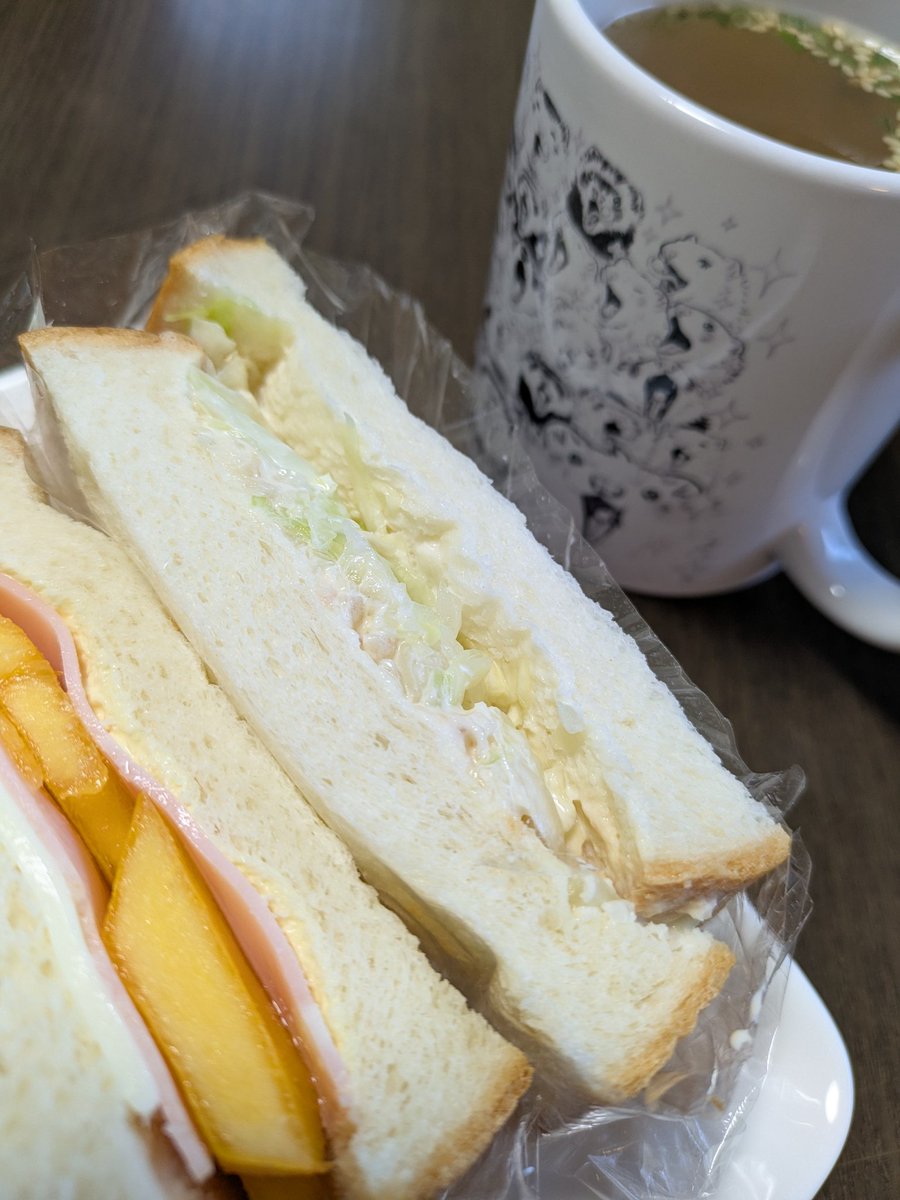 今朝はサンドイッチ
柿とハム＆チーズ
ツナマヨ＆キャベツ