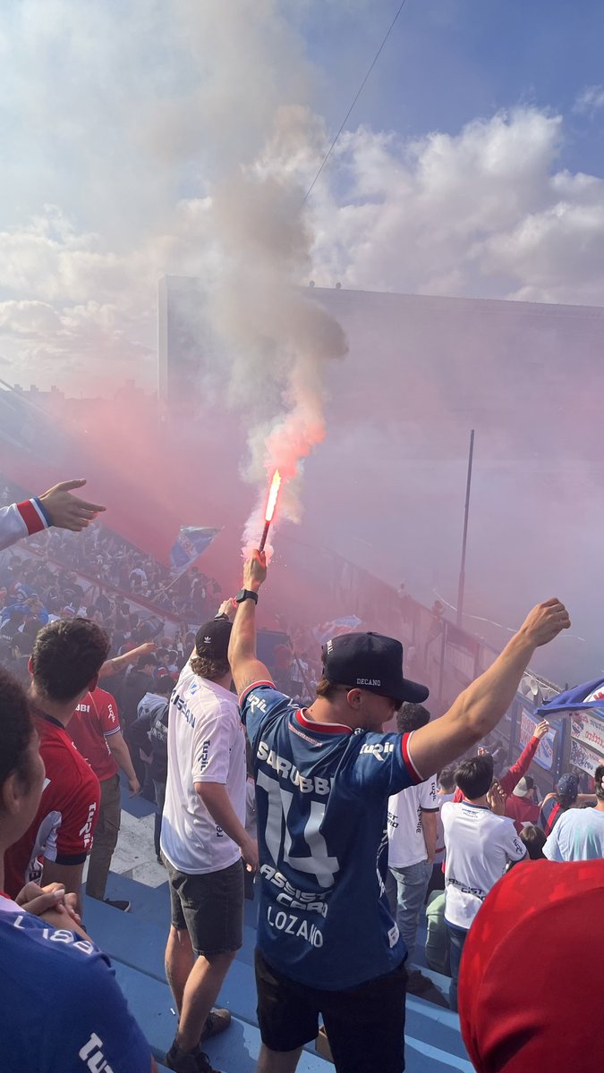 AbiColominasM's tweet photo. busquemos a este hincha para que le lleguen esos fotones que le saqué @Nacional #banderazo #cndf #Nacional  🔵⚪️🔴 https://t.co/rdLQUof4Nl
