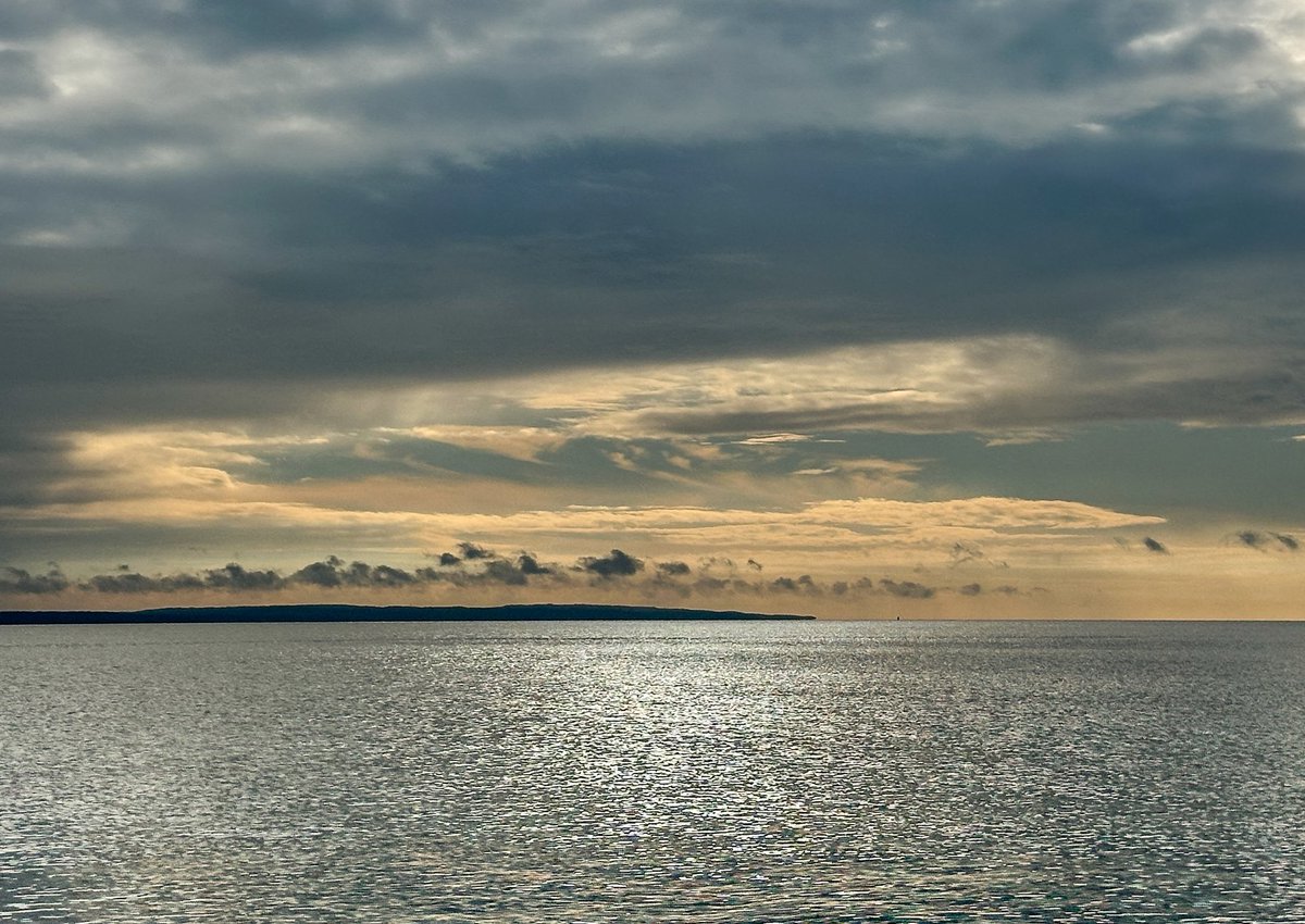 lightand_life's tweet image. Hello, Martha’s Vineyard, looming skies and diamond ocean! ❤️ Love my commute. 
#CapeCod