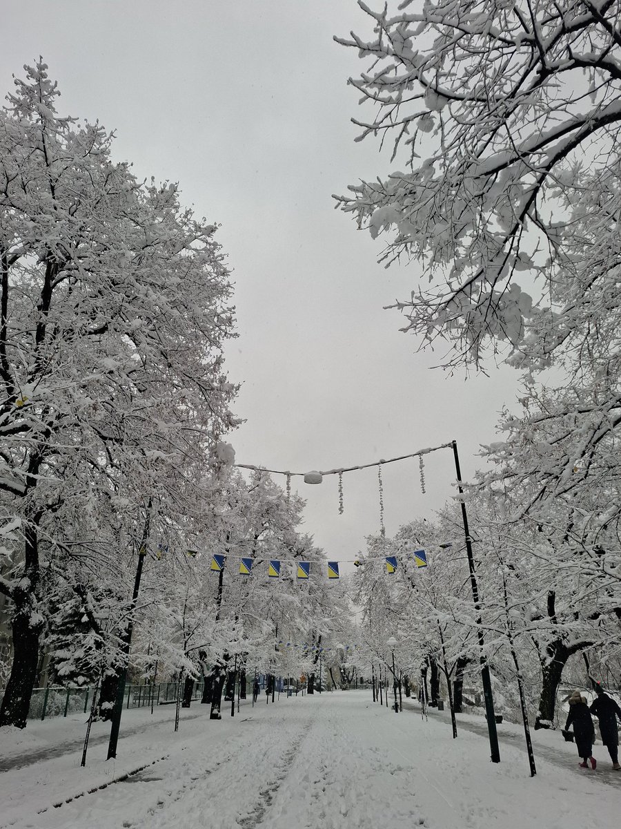 Saraybosna'da dün geceden bu yana devam eden kar yağışı 'Kış geldi' dedirtti :)