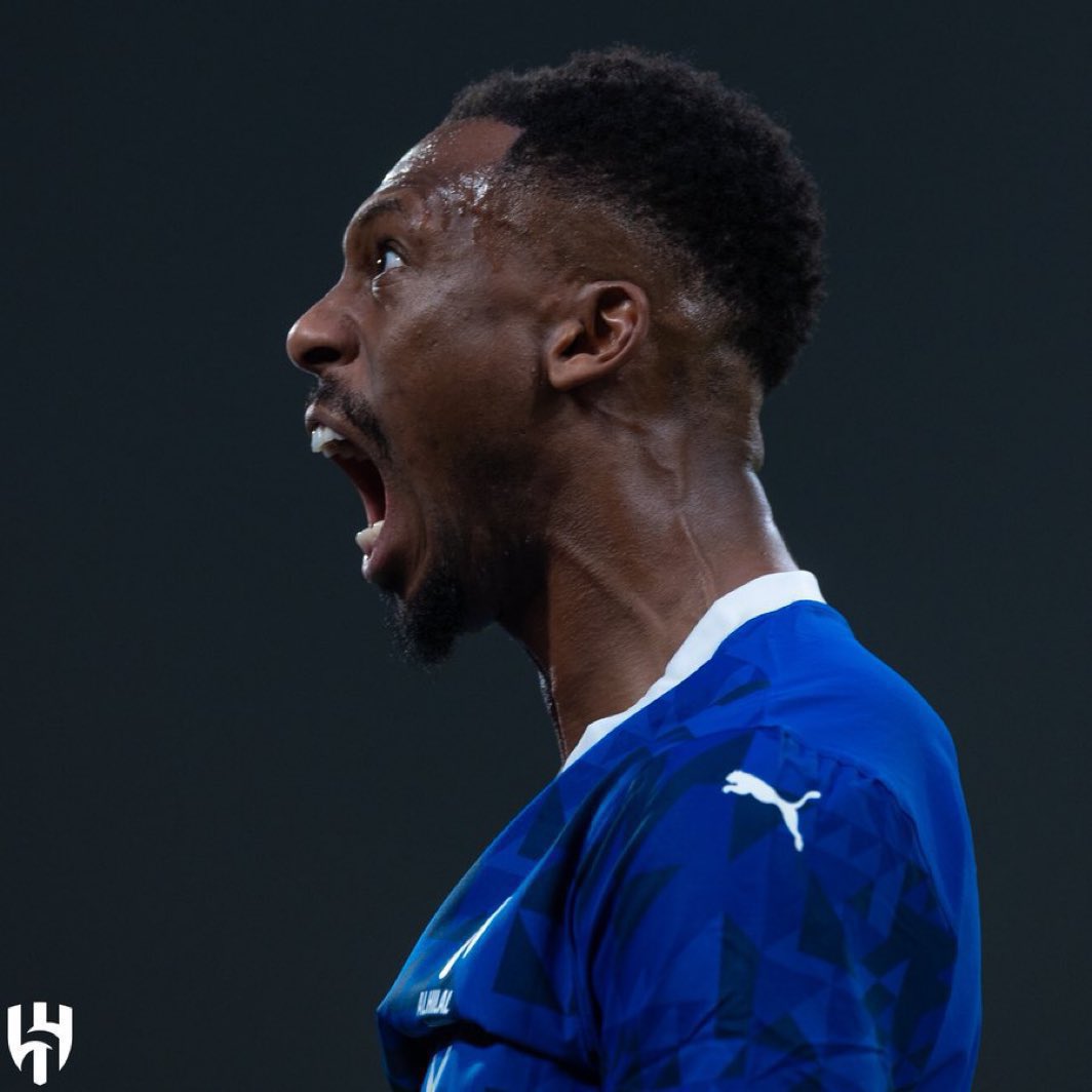 إنزاغي اليوم وظف محمد كمحور متأخر 
ادوار يلعبها نيفيز بالعادة

وهنا ظهرت مشكلتان ليست واحدة :

🔹محمد أقل لاعب في حالات الثبات بالكورة و أضعف لاعب في التحولات الدفاعية 
🔹بيخسر كورة كثير في وقت المفروض انه آمن .. والمحور المفروض ما يكون فيه هذا العيب 

مباراة اليوم درس