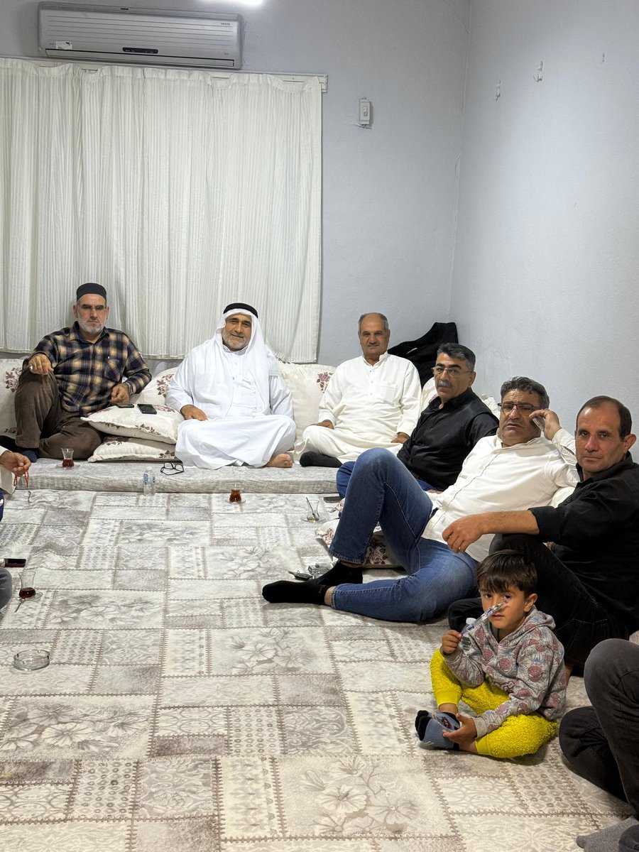 Bu akşam Abés köyündeki Mala H. Ali'den Hacı İsmail Astekin'nin daveti üzerine bir araya geldik. Bize gösterdiği misafirperverliği ziyadesiyle bizi memnun etti.
Burada önemli olan, bir araya gelmek "Köy Odası" tarzında sohbet ve muhabbetin olması, bu vesileyle akrabaların