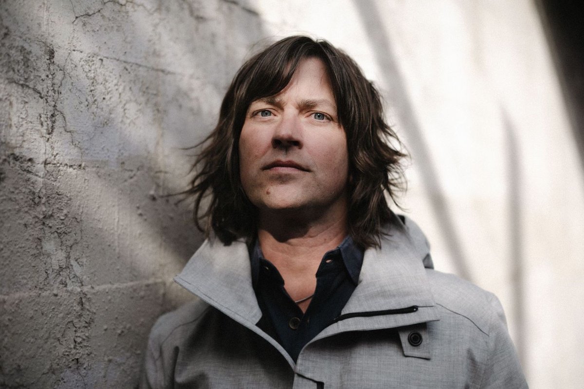 MAGNETMagazine's tweet image. #FiveQuestions with @rhettmiller (@Old97s) (@ATORecords). “It would perhaps have been easier to throw in the towel years ago, or let time and the grind erode our brotherhood, but we’ve hung in there, managing not only to survive but thrive.” Check it out: magnetmagazine.com/2025/11/24/fiv…