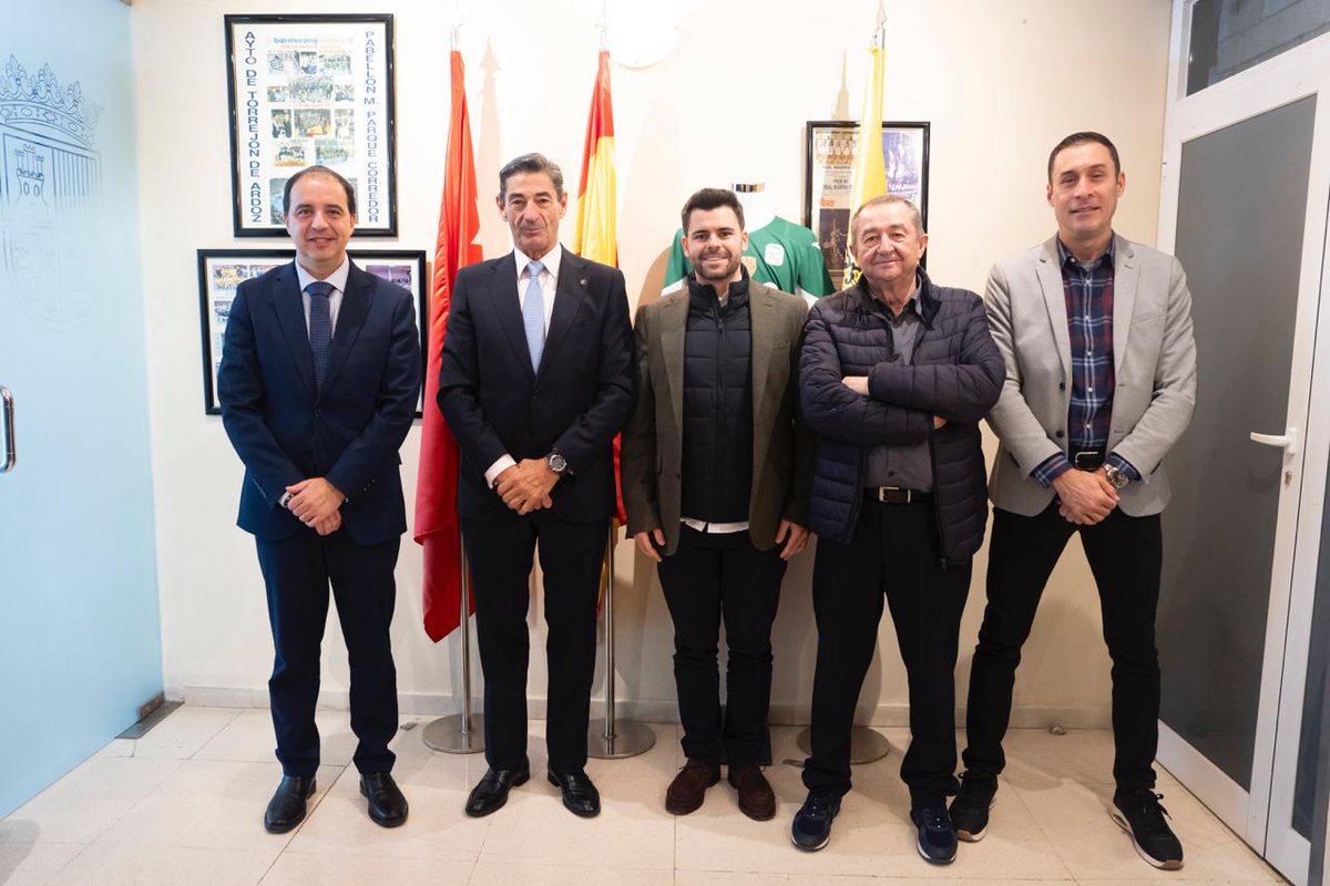 ClubInterFS's tweet photo. 💚 #MovistarInter inauguró en el choque ante @AlziraFS el programa #ClubesConTalento.
▶️ Aprovechando la visita de la directiva del conjunto valenciano y, tras la tradicional comida de directivas, ambas entidades abordaron la actualidad del fútbol sala, las necesidades de nuestros clubes y de nuestro deporte, así como las metodologías de gestión de ambas instituciones. Además, pusieron ideas en común para seguir creciendo.
#MovistarInterFS #InteristaSoy 💚💙