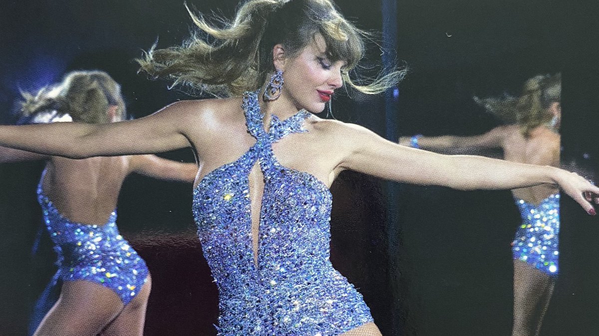 swiftie_brasil's tweet image. 🚨 Taylor Swift já gravou o videoclipe de “Opalite”, com um orçamento de US$ 1 milhão, segundo informações do The Sun.

— “Tudo aconteceu praticamente em cima da hora e o plano só foi elaborado há cerca de três semanas. ‘Opalite’ será lançado em dezembro e Taylor está a caminho…