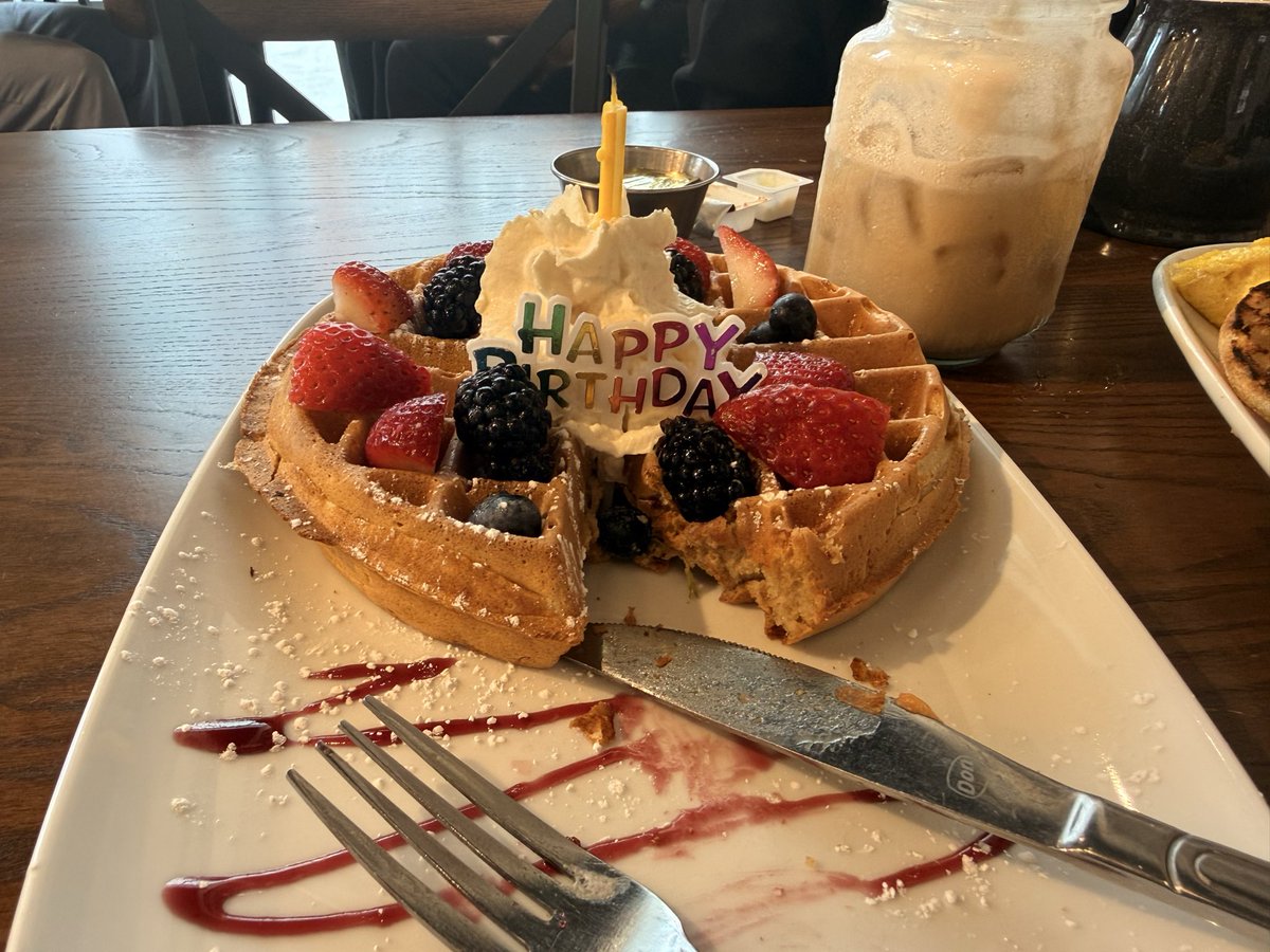 We weren’t expecting them to bring this out for her but you know what hell yeah who wouldn’t love a birthday waffle 🙌