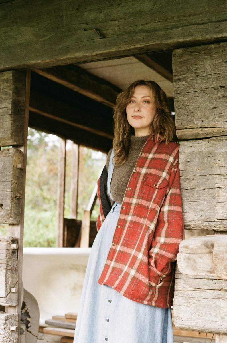 MAGNETMagazine's tweet image. #MAGNETExclusive: #AlexaRose goes track by track on “Atmosphere” (#FirstCityArtists). “I met a songwriter once who said that writing a song could make you feel like you’ve had some kind of say—or power—in a situation that’s totally out of your control”: magnetmagazine.com/2025/11/25/mag…