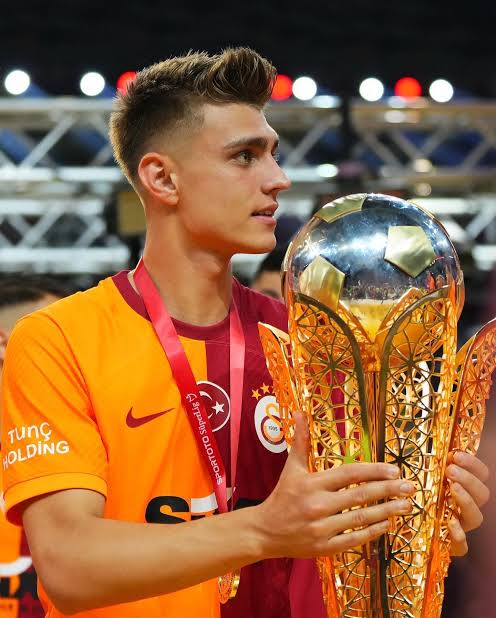 Arda Ünyay oynadıkça ne kadar iyi futbolcu olduğunu herkese gösterecek ayrıca bugün bir parantez de
650gündür oynamadığı halde hocasının kendisini yok saydığı yerde
Kazımcan Karataş için açmak lazım helal olsun ASLANIM biz
Okan Buruk iyi ADAM harcıyor derken bugün yine yanılmadık