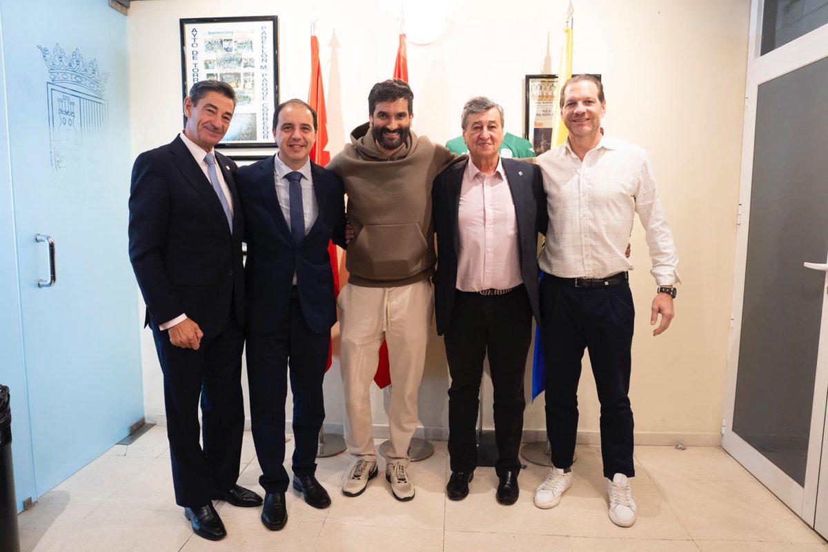 👀 Dos espectadores de 𝗹𝘂𝗷𝗼 en el Jorge Garbajosa.

💚 Luis Amado y Humberto De Araújo Alves, ex jugadores de #MovistarInter, disfrutaron del #InterAlzira y de la magia de nuestro pabellón.

¡Un auténtico placer!  🤩 

#MovistarInterFS #InteristaSoy💚💙