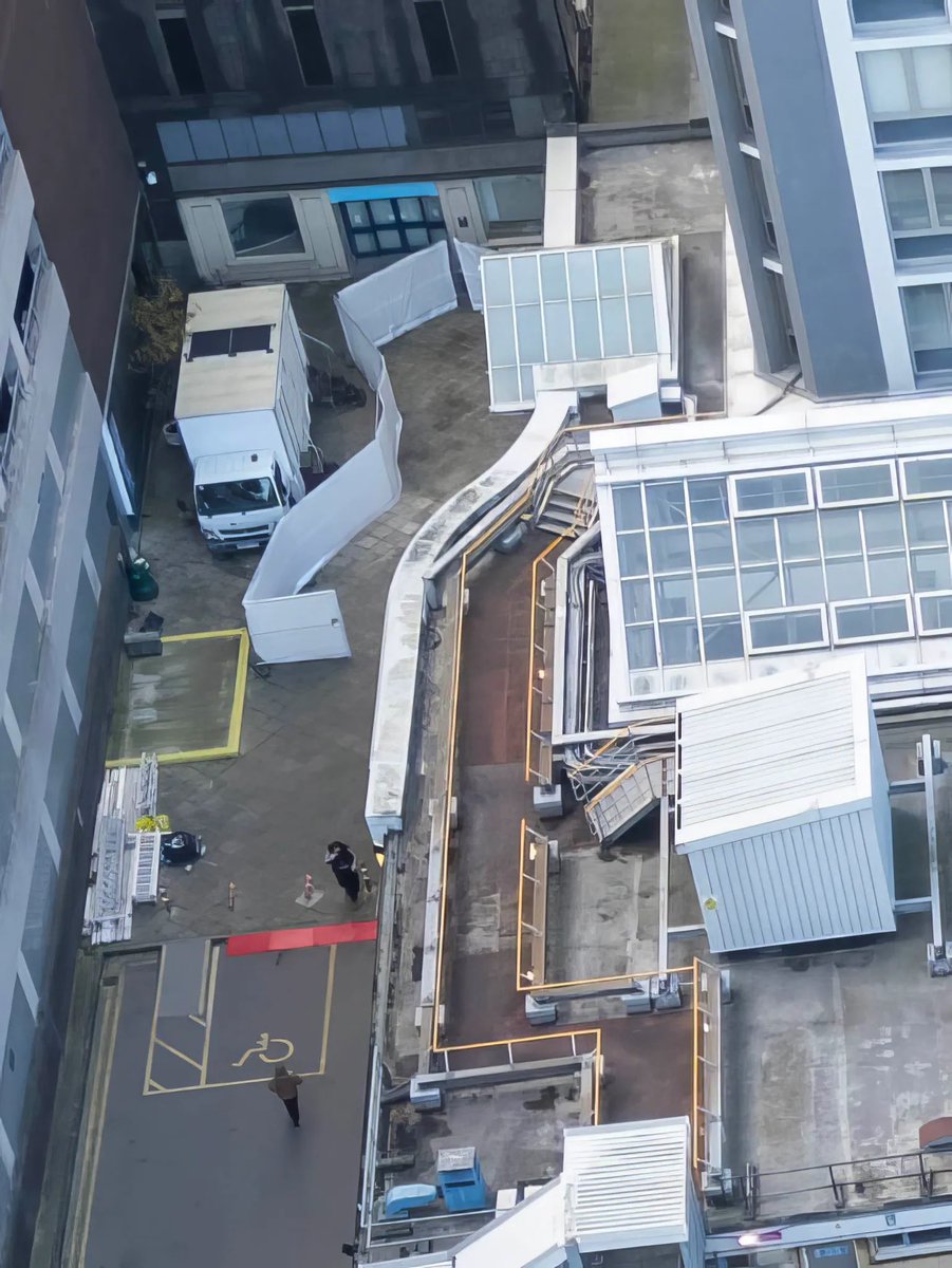 TSwiftEdits_13's tweet image. 🚨| According to The Sun, Taylor Swift filmed a festive-themed music video for ‘Opalite’ at the Whitgift shopping centre in Croydon, the video apparently features Lewis Capaldi and Domnhall Gleeson!

— The video in rumored to have had a £1 MILLION budget