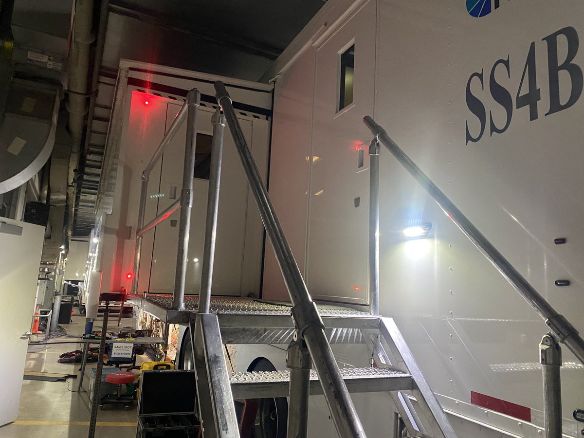 Setday 2 under Soldier Field! #EVSguy for <a href="/steelers/">Pittsburgh Steelers</a> <a href="/ChicagoBears/">Chicago Bears</a> on <a href="/NFLonCBS/">NFL on CBS 🏈</a> tomorrow! #livingthedream #EddieSizzahandz