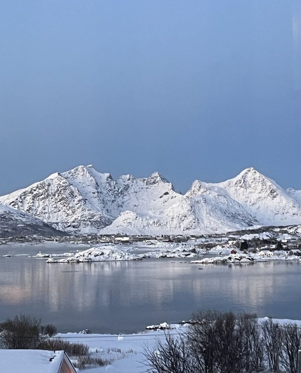 norabries's tweet image. 🫶🏽Kl. 14.30 idag - 11 grader och så otrolig skönt med helg!😃 Vi har fått massor av snö ❄️#lofoten #leknes