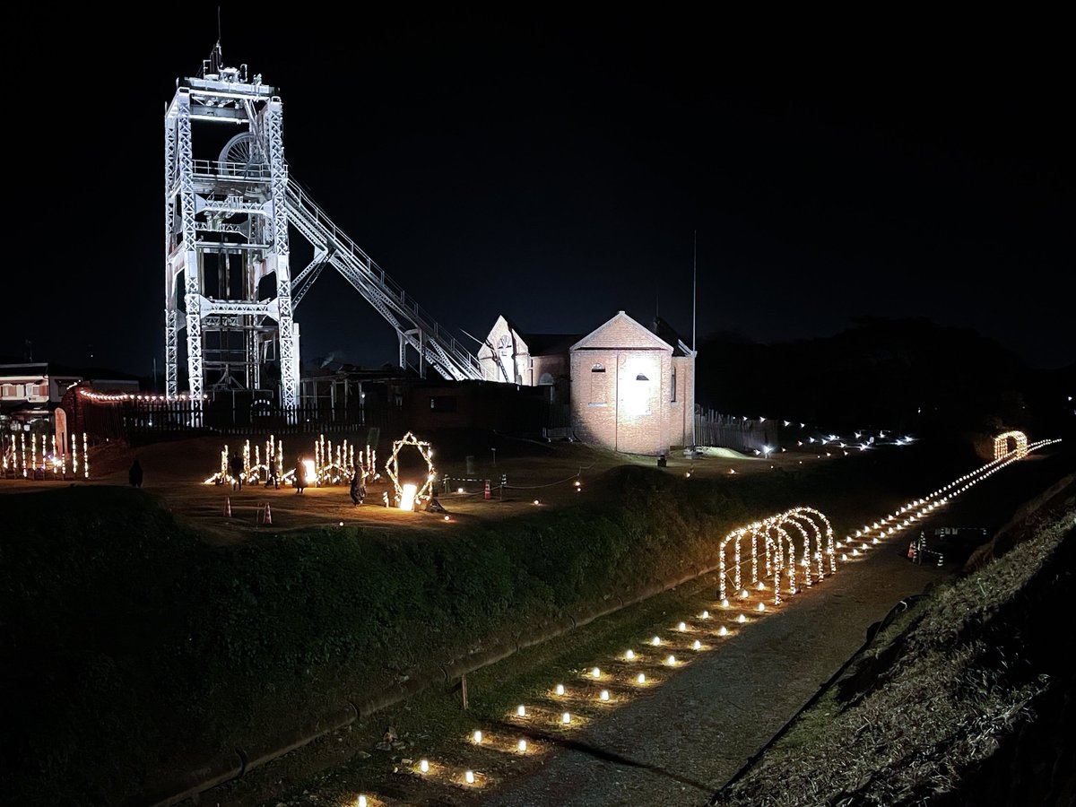 Twk4z's tweet image. 大牟田の世界遺産
宮原坑のライトアップと
軌道敷跡のランタン
クール&amp;amp;ホットな光の共演が美しかったです！

今日まで開催されてまーす