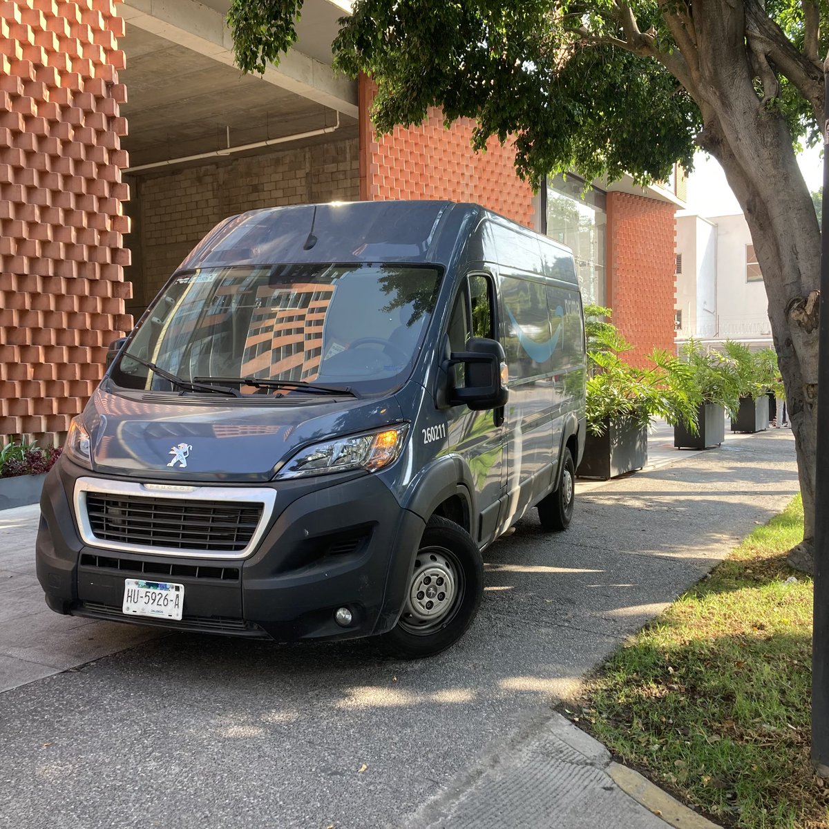 JorgeBalduino's tweet image. Por irresponsabilidad, por comodidad o por falta de empatía… pero la imagen de @amazonmex @amazon al bloquear banquetas en #Guadalajara  para entregar envíos es lamentable. @Trafico_ZMG