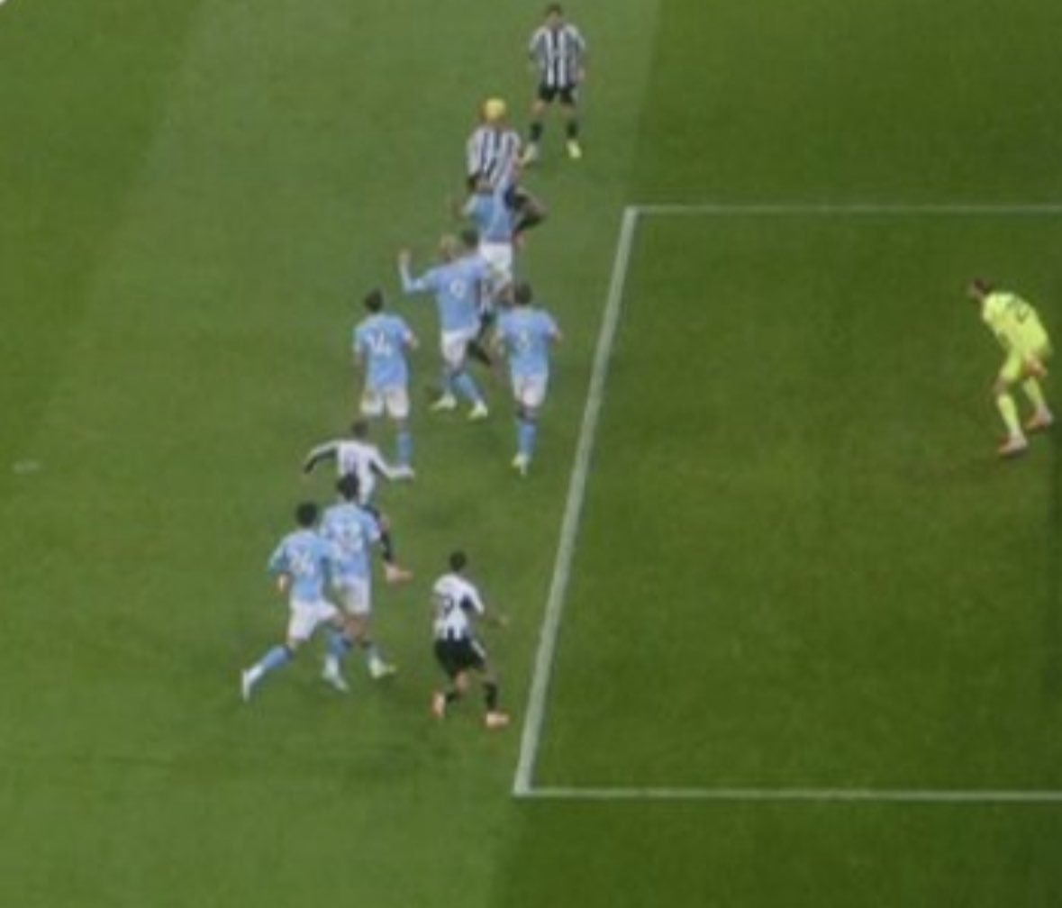 KickRumr's tweet image. 🚨 هزيمة السيتي.. والجدل التحكيمي يشتعل! 🔥

مانشستر سيتي يخسر اليوم، لكن الأجواء مشحونة للغاية بسبب قرارات الحكم التي يراها البعض &quot;كارثية&quot;. هل كانت هناك أخطاء مؤثرة حسمت نتيجة المباراة؟ اللقطات الجدلية ستسيطر على تحليلات ما بعد اللقاء. 🗣️❌

#ManCity #RefWatch #PremierLeague