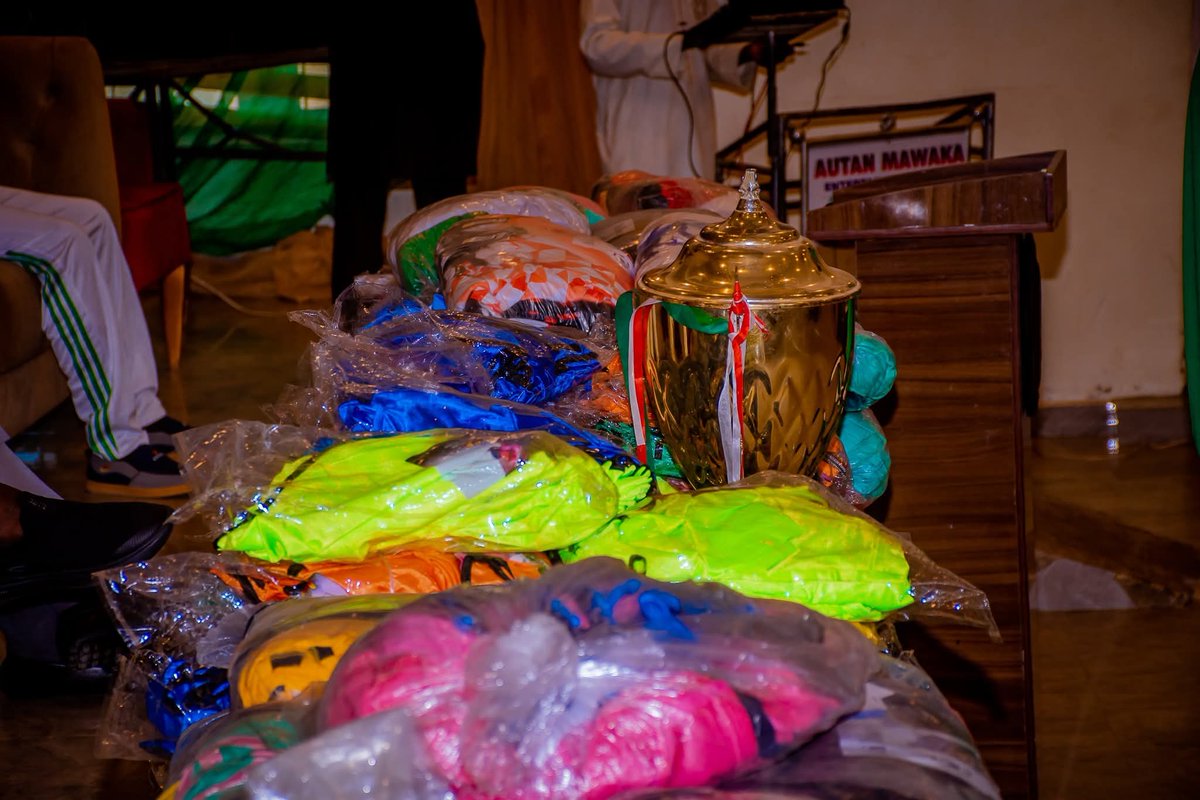 Ismailsiraa's tweet image. Today, Hon kabiru Amadu Mai Palace  distributed football equipment to 100 small football teams. Each team was given a JERSEY, TRAINING JERSEY, BOOTS, SOCKS, BALL and a CASH of Twenty Thousand Naira (20,000) for transportation.

God bless you Maipalace.
Mai siira ✍️