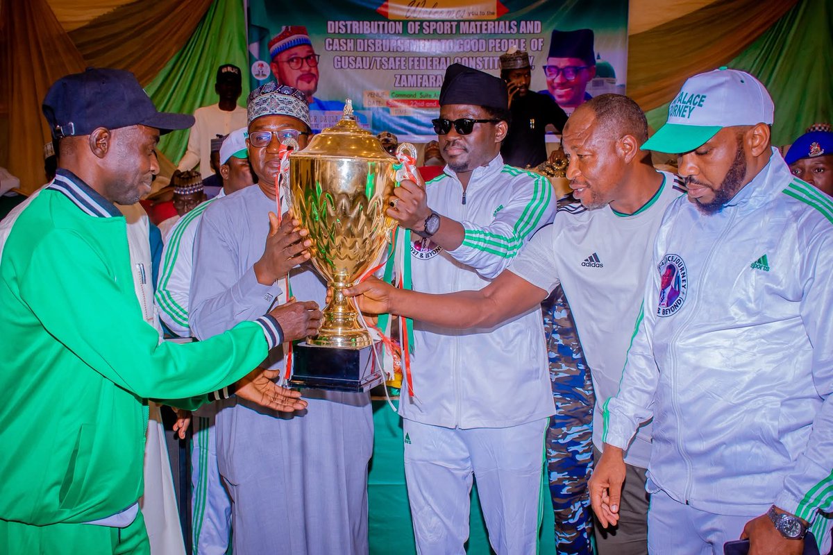 Ismailsiraa's tweet image. Today, Hon kabiru Amadu Mai Palace  distributed football equipment to 100 small football teams. Each team was given a JERSEY, TRAINING JERSEY, BOOTS, SOCKS, BALL and a CASH of Twenty Thousand Naira (20,000) for transportation.

God bless you Maipalace.
Mai siira ✍️