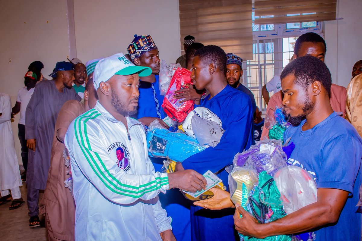Ismailsiraa's tweet image. Today, Hon kabiru Amadu Mai Palace  distributed football equipment to 100 small football teams. Each team was given a JERSEY, TRAINING JERSEY, BOOTS, SOCKS, BALL and a CASH of Twenty Thousand Naira (20,000) for transportation.

God bless you Maipalace.
Mai siira ✍️