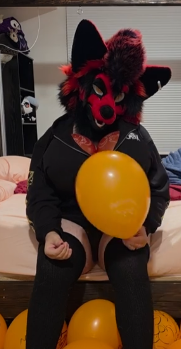 Heyo! First part of my Halloween Balloon Clean-Up video is up and on a #SqueakySaturday no less! Link in replies.