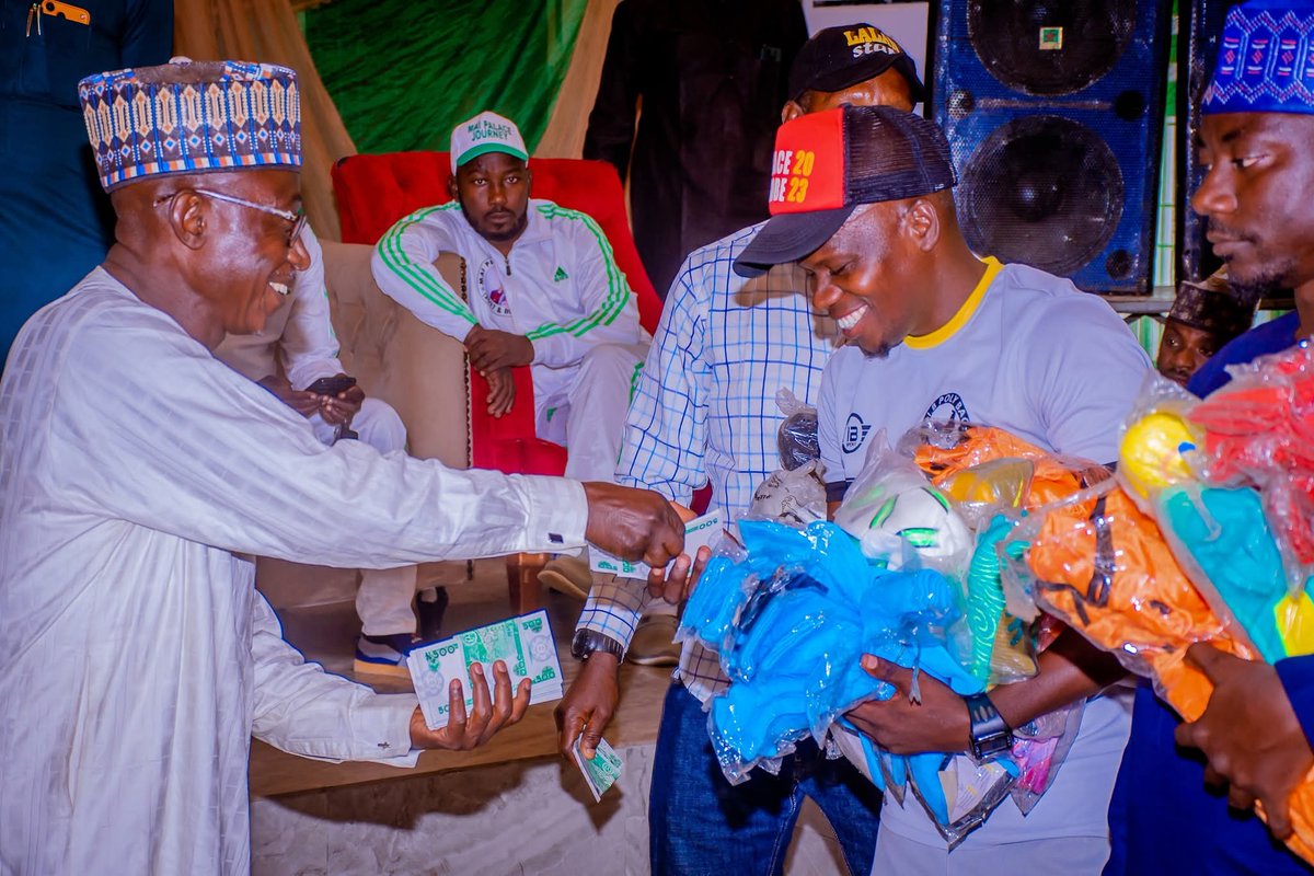Ismailsiraa's tweet image. Today, Hon kabiru Amadu Mai Palace  distributed football equipment to 100 small football teams. Each team was given a JERSEY, TRAINING JERSEY, BOOTS, SOCKS, BALL and a CASH of Twenty Thousand Naira (20,000) for transportation.

God bless you Maipalace.
Mai siira ✍️