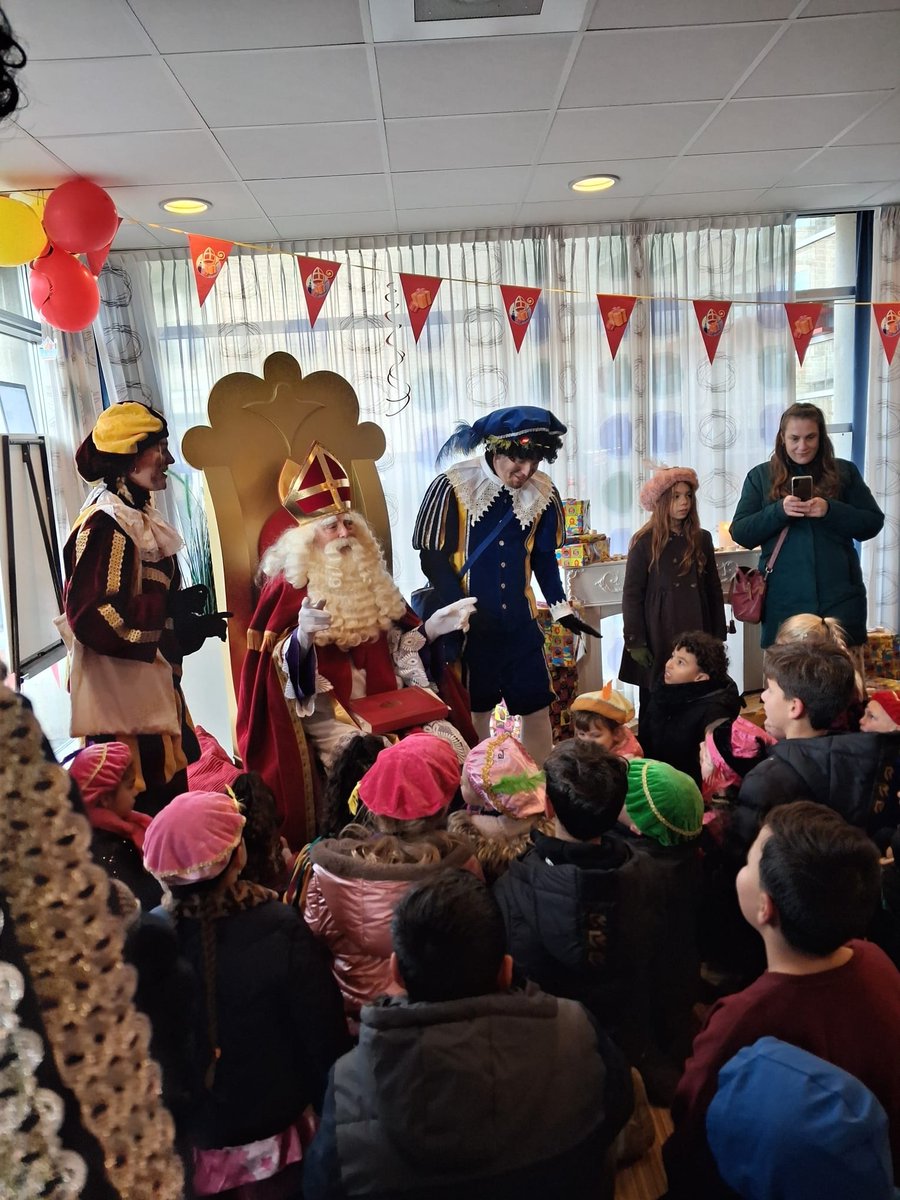 Wernicke2001's tweet image. #sinterklaas #piet #zwartepiet #kinderen

Zo kan het gewoon ook. En allemaal kindertjes die blij waren. Dit ter kennisgeving  aan de Nederlandse sukkels en sukkelientjes die denken dat Piet altijd zwart moet zijn.