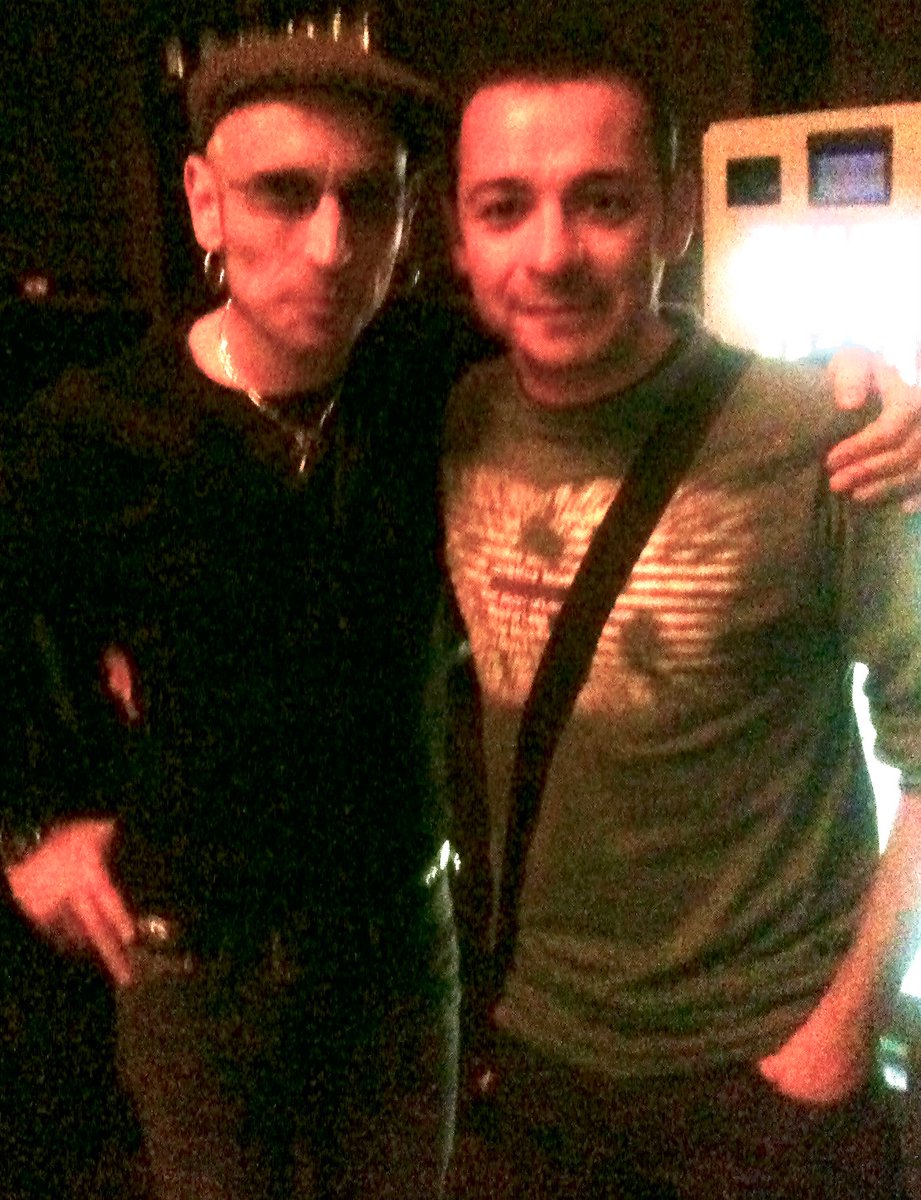 JMG_DM's tweet photo. Han sido demasiados inviernos malos y eternas primaveras, pero es un placer verte en plena forma en tu mejor terreno, encima del escenario. Grande Fito!!! https://t.co/mTCOkm8YCr
