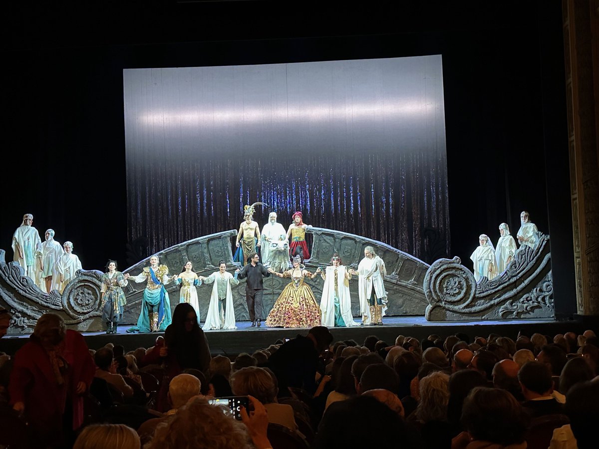 RamonSobrino1's tweet photo. Estupendo cierre de las funciones de #OrlandoFurioso en @operaoviedo 
#JoneMartinez @serenamezzosop @ERamirezMezzo @ShakedBar #ArnaudGluck #CesarSanMartin #MariaZoi
#AaronZapico @zapicopablo @formaantiqva 
@OFIL_Orquesta @Intermezzocoros 
@teatrolafenice 
Pronto, #Rigoletto_OVD https://t.co/g9VObXo6Cw