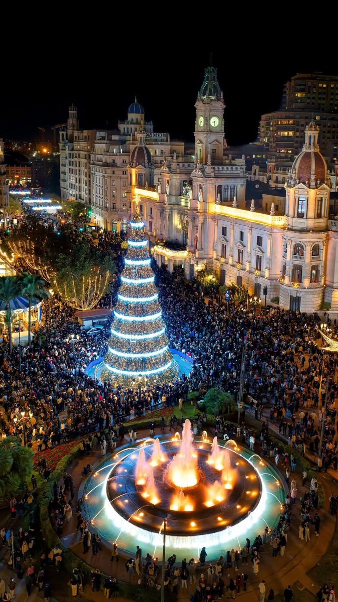 Las luces navideñas ya están encendidas en Valencia (y en muchas otras ciudades). Y lo estarán más de un mes. Los efectos de la contaminación lumínica los tratamos con <a href="/SusanaMaln1/">Susana Malón</a> en:

youtu.be/DLMV4W3RIj4?si…