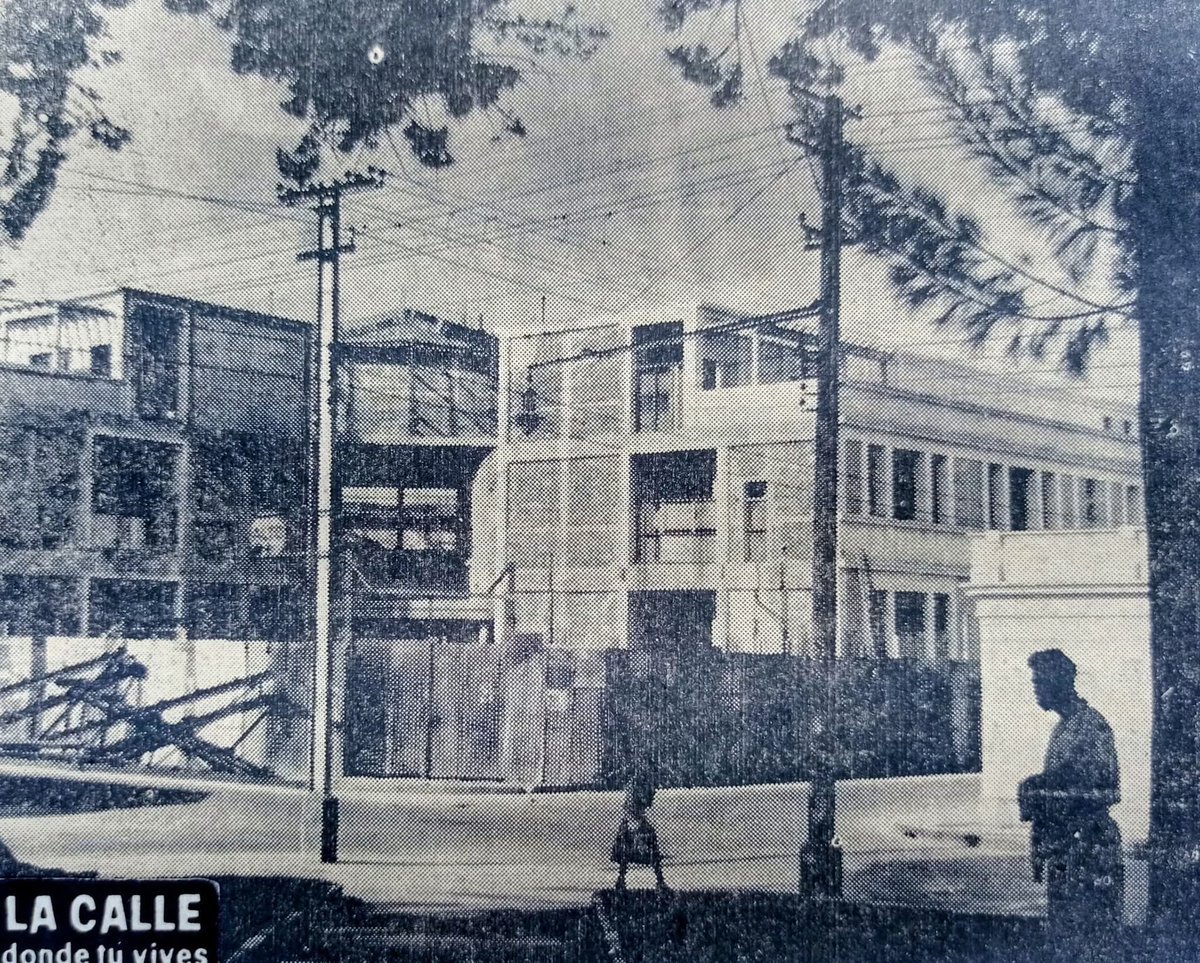 Construyendo el Conservatorio Nacional de Música. (1953)
Foto tomada desde el parquecito, se observa en la esquina de la quinta calle la casa que fue del periodista Federico Hernández de León.
#lacalledondetuvives