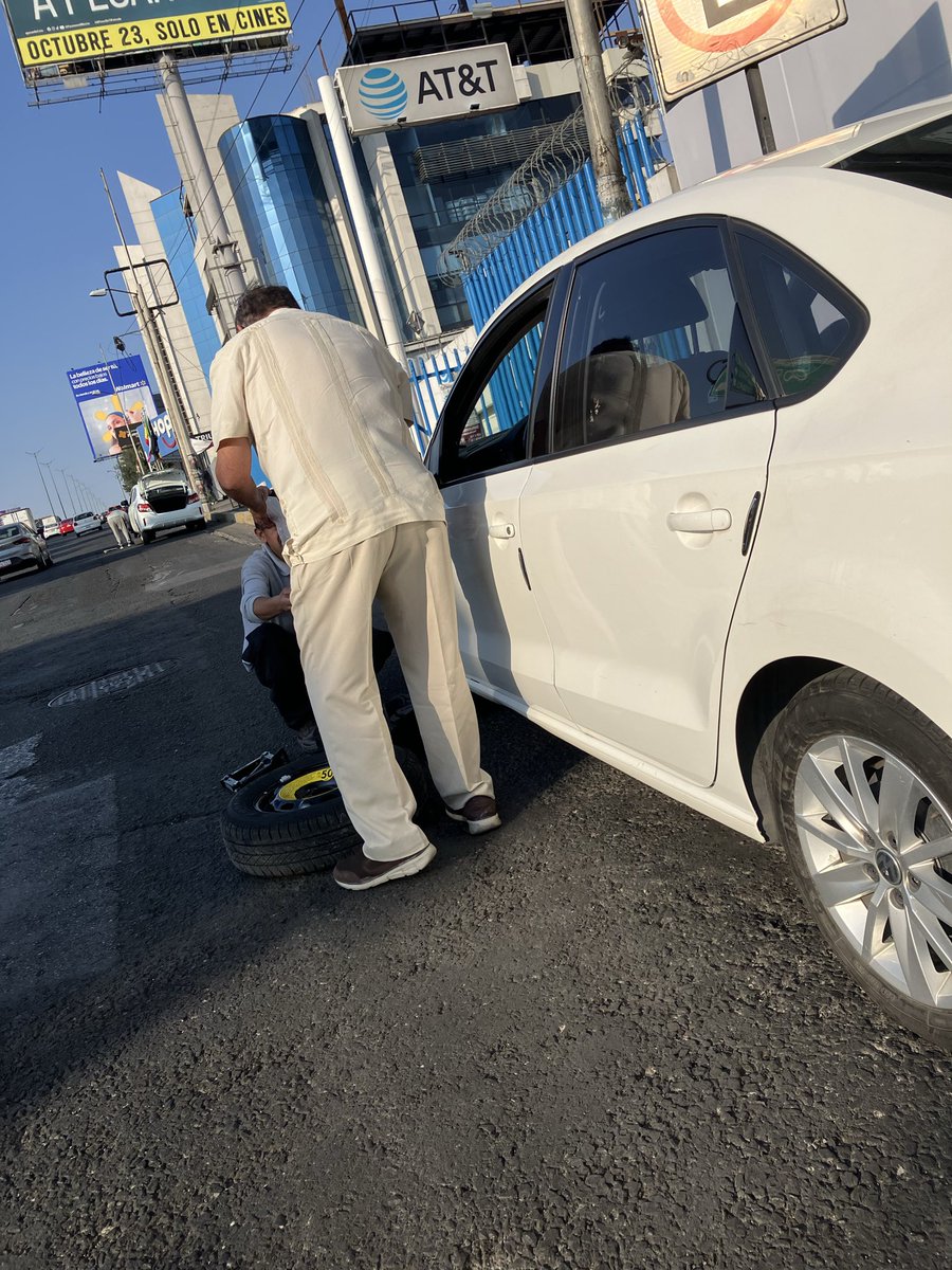 aLaProshen's tweet photo. ¡Cuidado!
#MegaBache en carriles centrales a la altura de las #TorresDeSatelite, yendo de sur a norte. En los últimos 10 minutos, van 8 coches con llanta reventada.
@SoyNaucalpan @GobNau @Azteca @AztecaEdoMex @Televisa @satelucos @LosSatelucos https://t.co/D9VvGFMAIx
