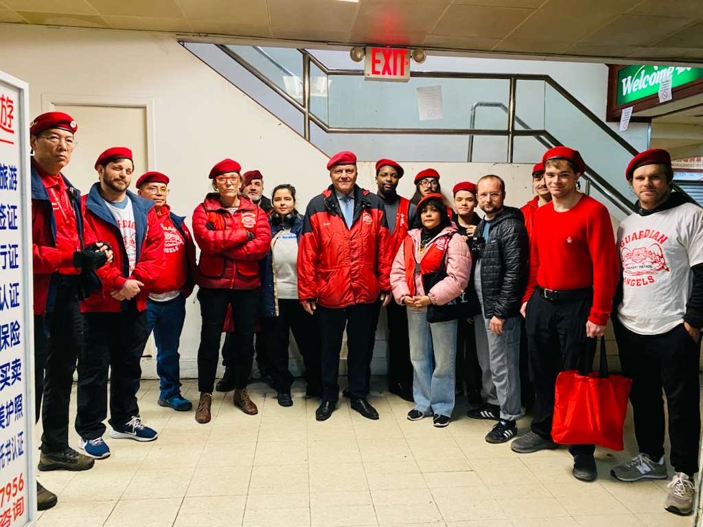 CurtisSliwa's tweet image. Our newest Guardian Angels are training in winter homeless outreach as more New Yorkers seek shelter and are often in need of medical help or Narcan.

Tonight our team moved through Sarah D Roosevelt Park for street outreach. We found a man who was completely non responsive and…