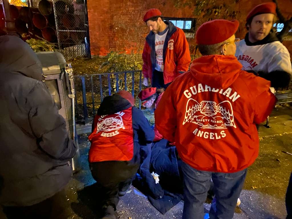 CurtisSliwa's tweet image. Our newest Guardian Angels are training in winter homeless outreach as more New Yorkers seek shelter and are often in need of medical help or Narcan.

Tonight our team moved through Sarah D Roosevelt Park for street outreach. We found a man who was completely non responsive and…