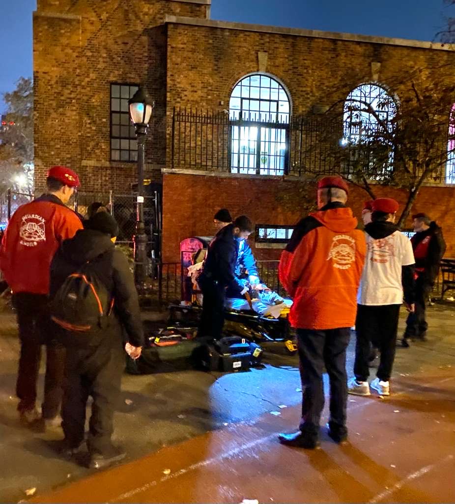 CurtisSliwa's tweet image. Our newest Guardian Angels are training in winter homeless outreach as more New Yorkers seek shelter and are often in need of medical help or Narcan.

Tonight our team moved through Sarah D Roosevelt Park for street outreach. We found a man who was completely non responsive and…