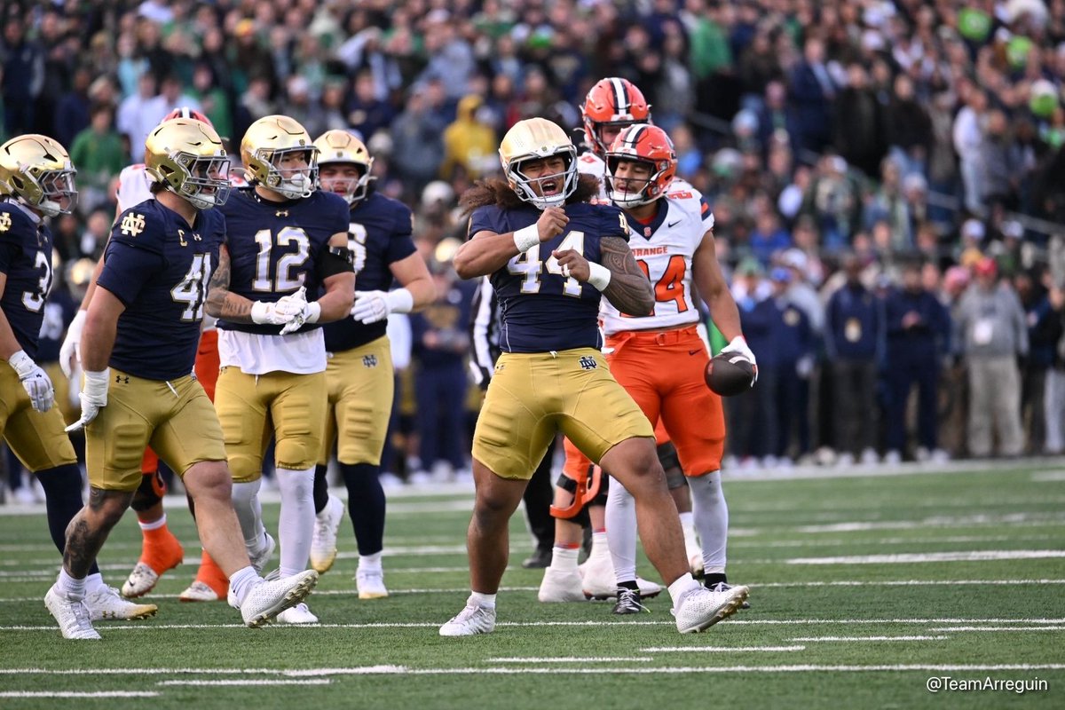 SOUTH BEND, IN — (11-22-25) Notre Dame dominates Syracuse 49-0 at halftime. The Irish D has allowed just 81 yards and scored two pick-sixes. Jeremiyah Love (#4) leads with 103 yards and 2 TDs. ¡Impresionante!
#LaPrensaLatina #CollegeFootball #NotreDame #GoIrish