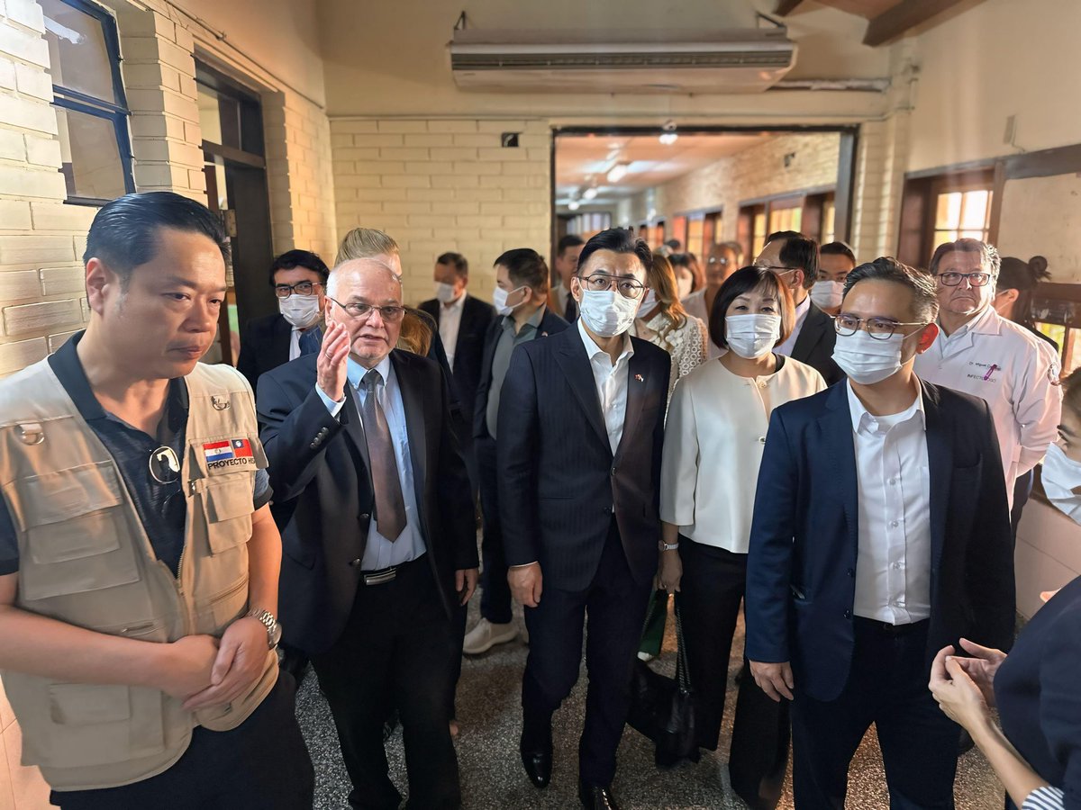 Los parlamentarios taiwaneses visitaron el Instituto de Medicina Tropical para conocer el Sistema Informático en Salud (HIS) que implementan nuestros países para mejorar la eficiencia y el servicio de la salud pública paraguaya 🇹🇼🇵🇾🏥🩺💻
