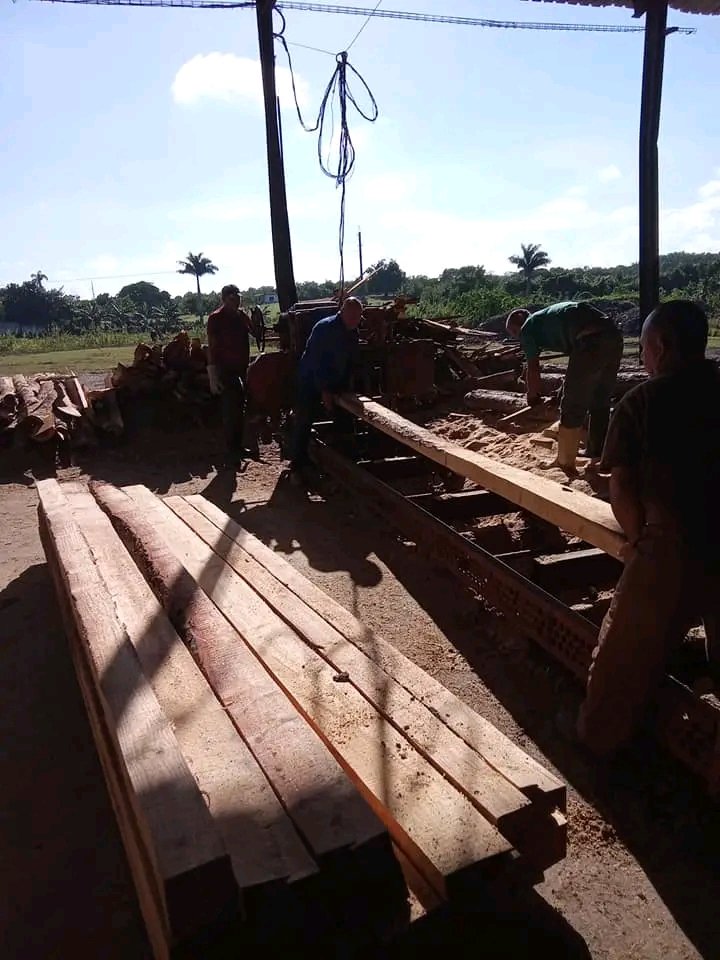 Agroforestal_VC's tweet photo. 🌱💪 En la UEB #Madeca se realizó una jornada productiva con limpieza en carpintería 🪚 y aserrío 🪵, mientras se mantiene el ritmo de trabajo 📈 para cumplir el encargo estatal y aportar madera a los servicios comunales.
@AgroforGaf @DiamelaRan86041 @MilaxyA @OsmaniGarcia68 https://t.co/STmwQkYj7p