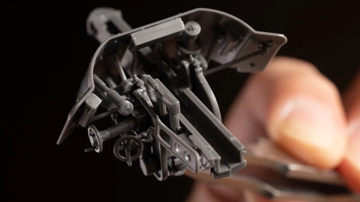 大砲の横にはそれを稼働させるためのメカがびっしり！！
【レビュー】じつは戦車よりディテールの洪水を楽しめるのが大砲プラモの魅力です！／タミヤ最新キット 1:35 ドイツ 5cm対戦車砲 Pak38  nippper.com/2025/11/125812/ <a href="/NippperCom/">nippper.com</a>より