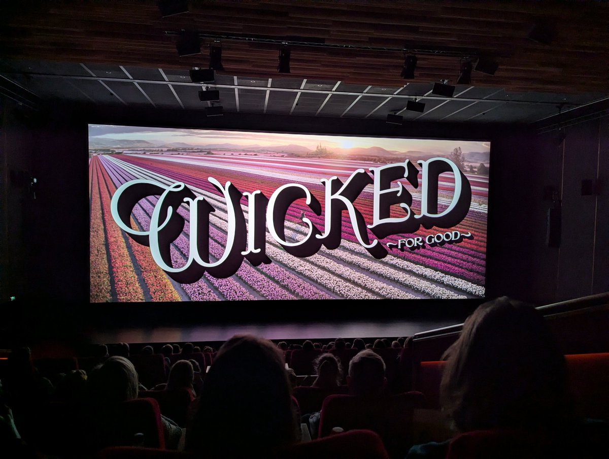 Dataforce's tweet image. #WickedForGood time with @Femke90! After a year of waiting, this one was also amazing. No good deed was so good! Also look at this cool popcorn hat!