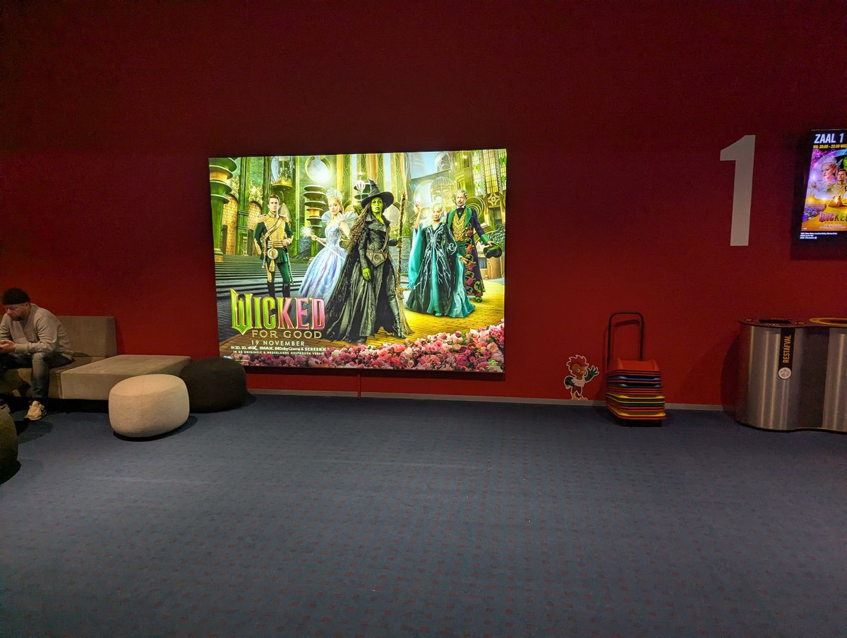 Dataforce's tweet image. #WickedForGood time with @Femke90! After a year of waiting, this one was also amazing. No good deed was so good! Also look at this cool popcorn hat!