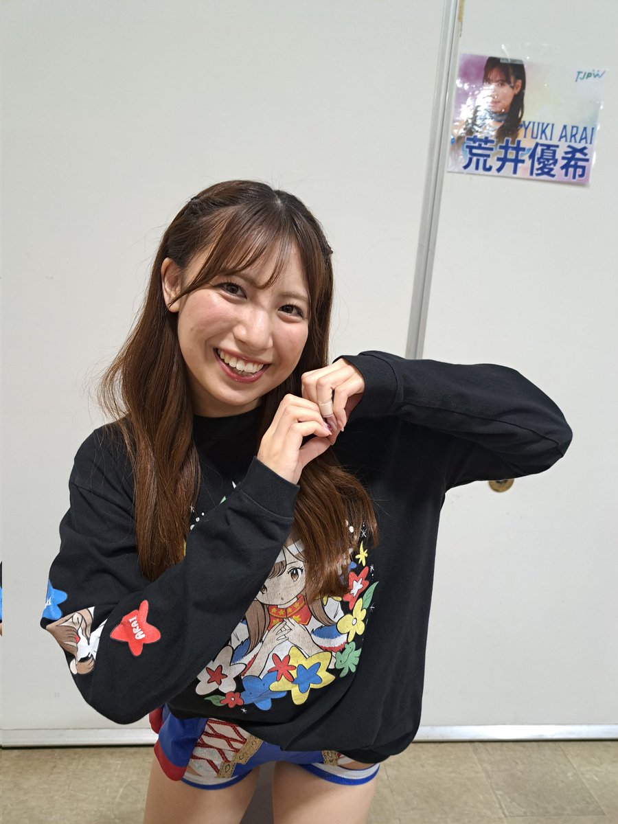 #荒井優希
ちゃんとサイン会並ぶのはじめてだったので、「はじめまして」とあいさつしたら
「初対面じゃないでしょ！」と可愛く怒られました(笑)

その節はすいません🙏
あの日は #鈴木志乃 が悪いんです←オイ
今度はふつーの格好で行きます😁

11.22 #tjpw 金沢