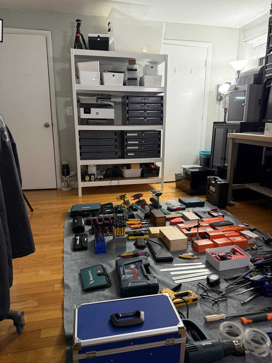 thePhDTinkerer's tweet image. Homelab move completed, happy with how it turned out 
#electronics #electricalengineering #tinkerer #tinkerers #electronicsworkshop #solderingstations #solderingstation #electronicsworkspace #handtools #electronicsengineering  #toolsofthetrade  #circuitdesign #electronicsprojects