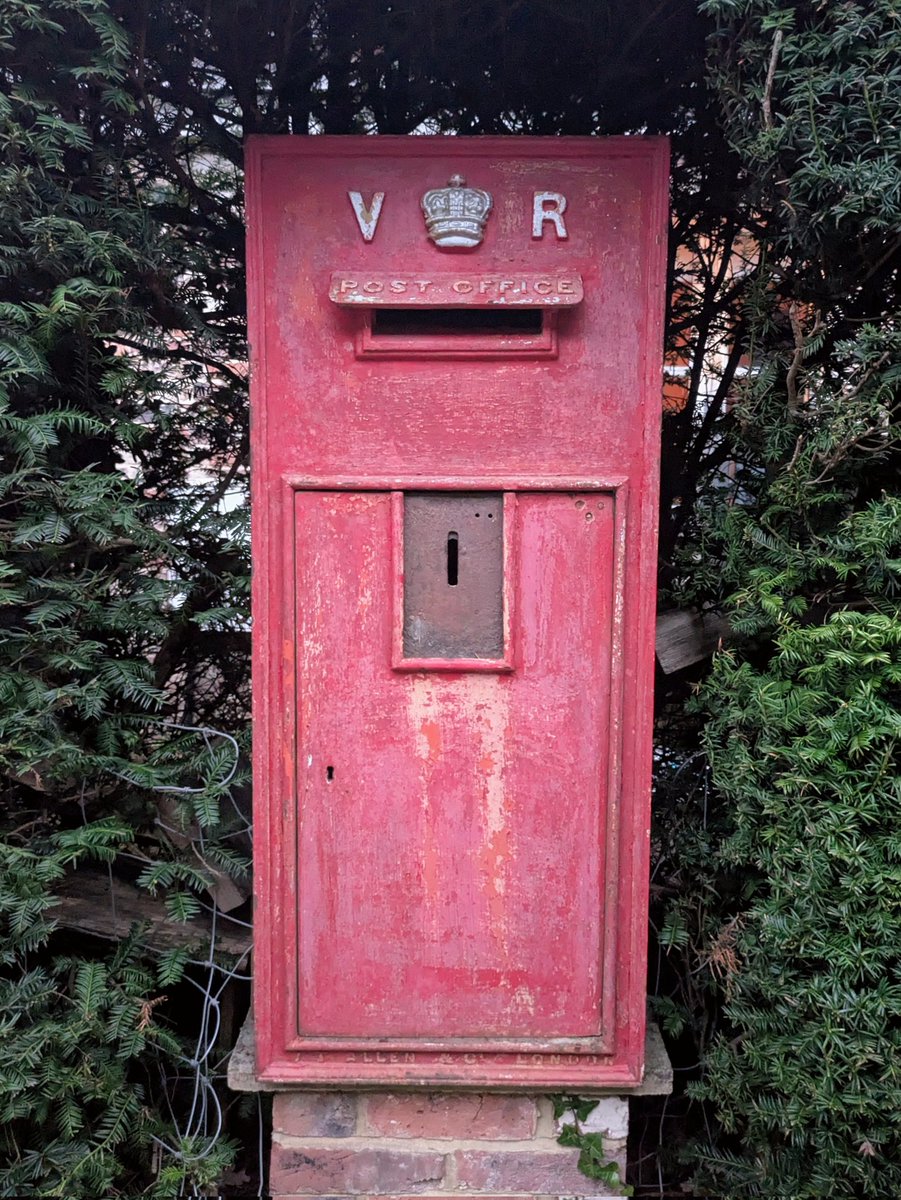 Lovely Victorian postbox spotted today in Groombridge ... #postboxsaturday #postbox