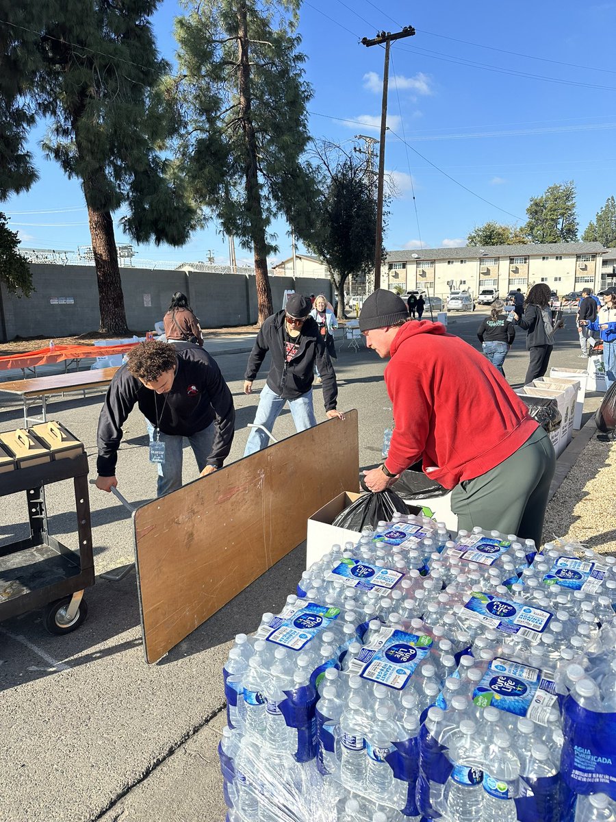 FCCRAMSBASEBALL's tweet image. Awesome opportunity to serve our community at Fresno Mission City Center’s One Table Fresno event!! #OneTableFresno #GoRams 🐏⚾️🦃