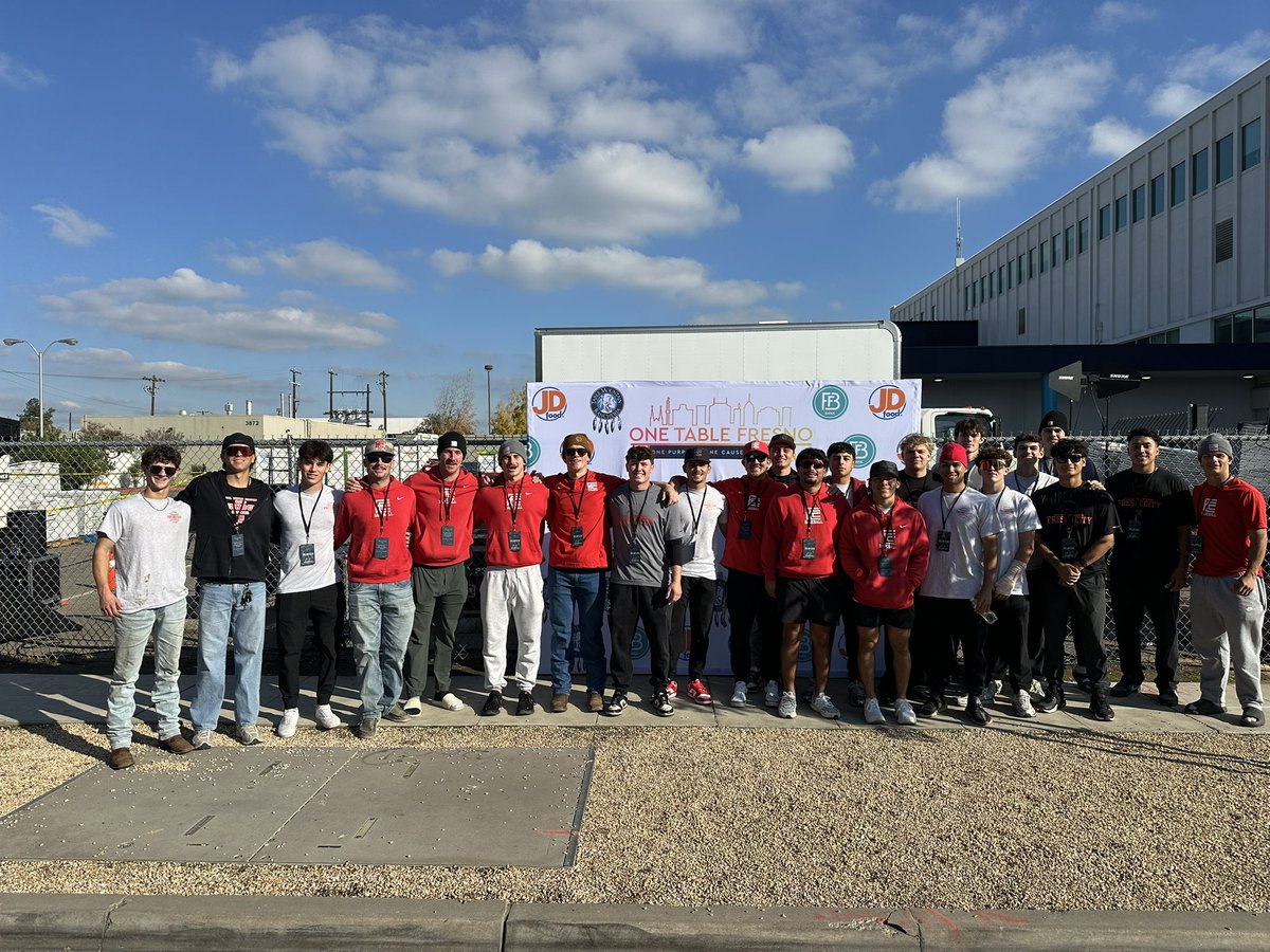 FCCRAMSBASEBALL's tweet image. Awesome opportunity to serve our community at Fresno Mission City Center’s One Table Fresno event!! #OneTableFresno #GoRams 🐏⚾️🦃