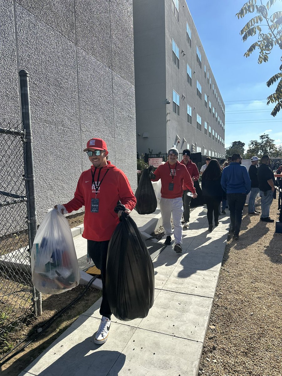 FCCRAMSBASEBALL's tweet image. Awesome opportunity to serve our community at Fresno Mission City Center’s One Table Fresno event!! #OneTableFresno #GoRams 🐏⚾️🦃